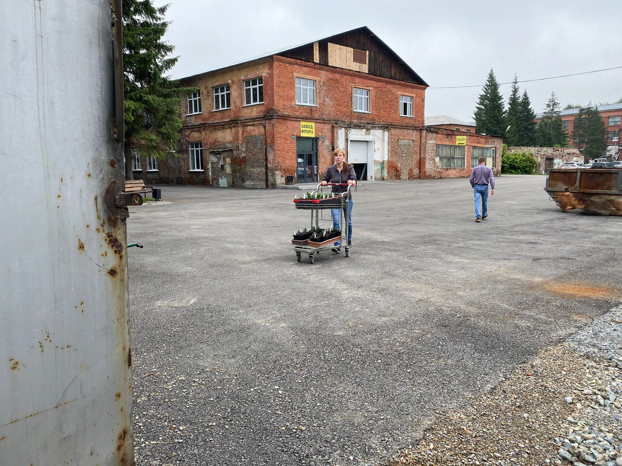 Наталья везёт тележку